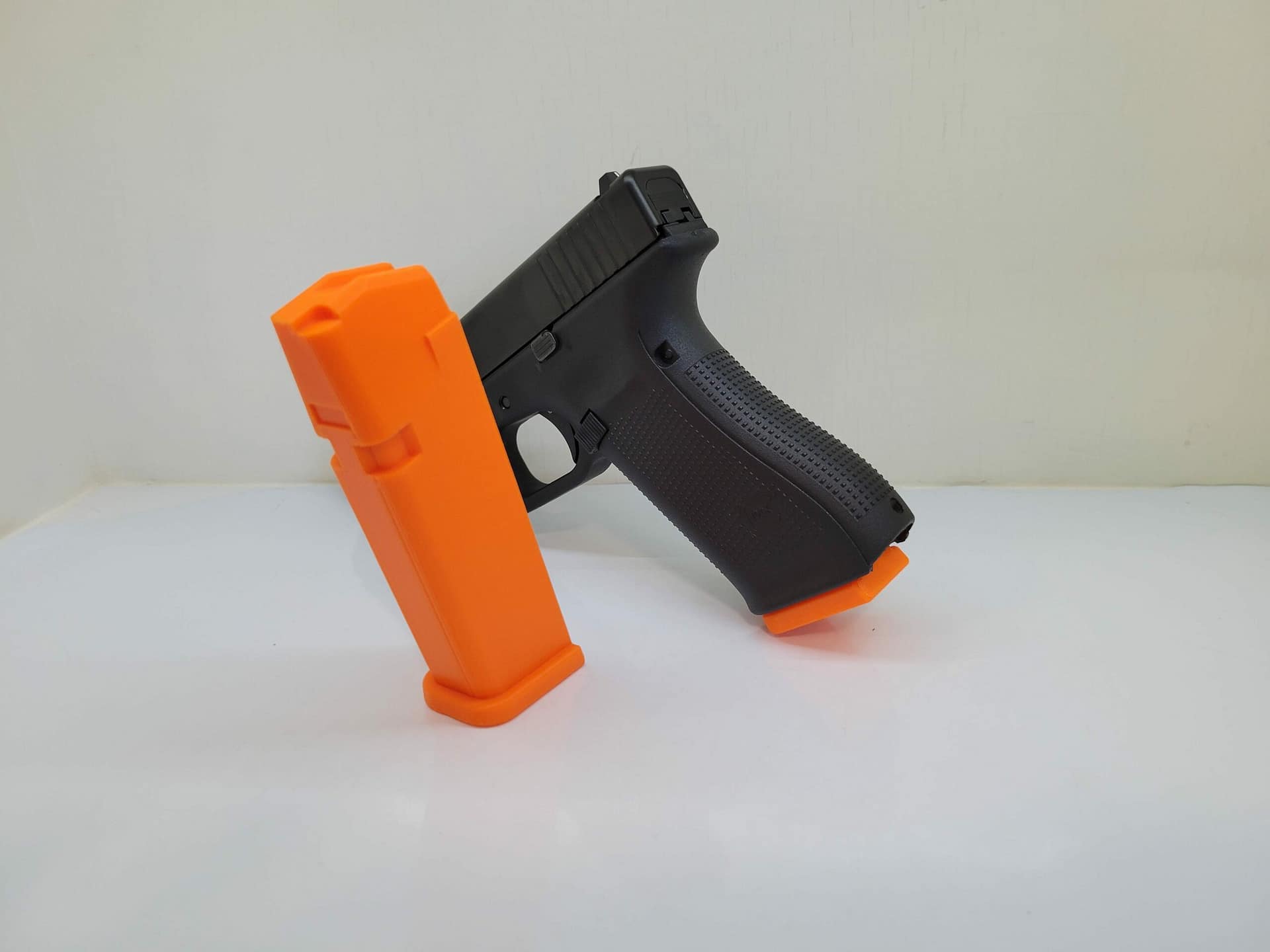 Training / dummy magazine compatible with Glock 17