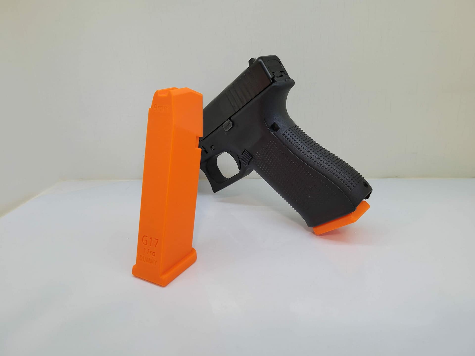 Training / dummy magazine compatible with Glock 17