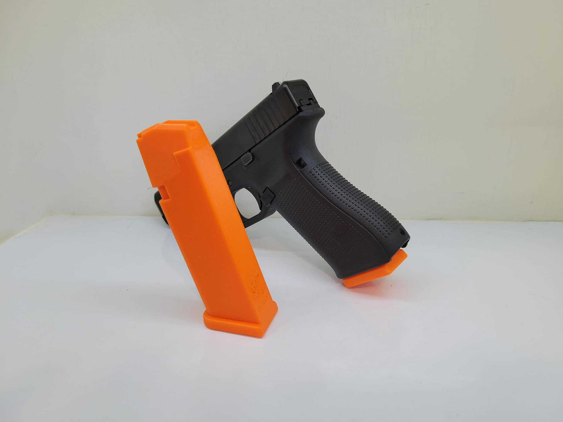 Training / dummy magazine compatible with Glock 17